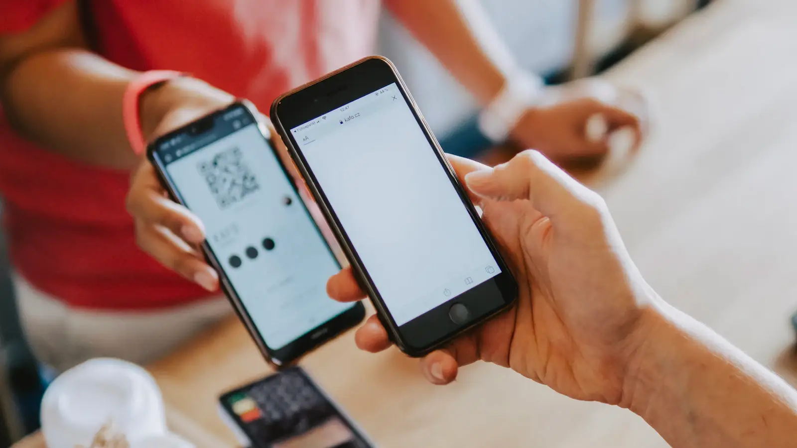 Два смартфона с платежными QR-кодами Alipay и WeChat Pay