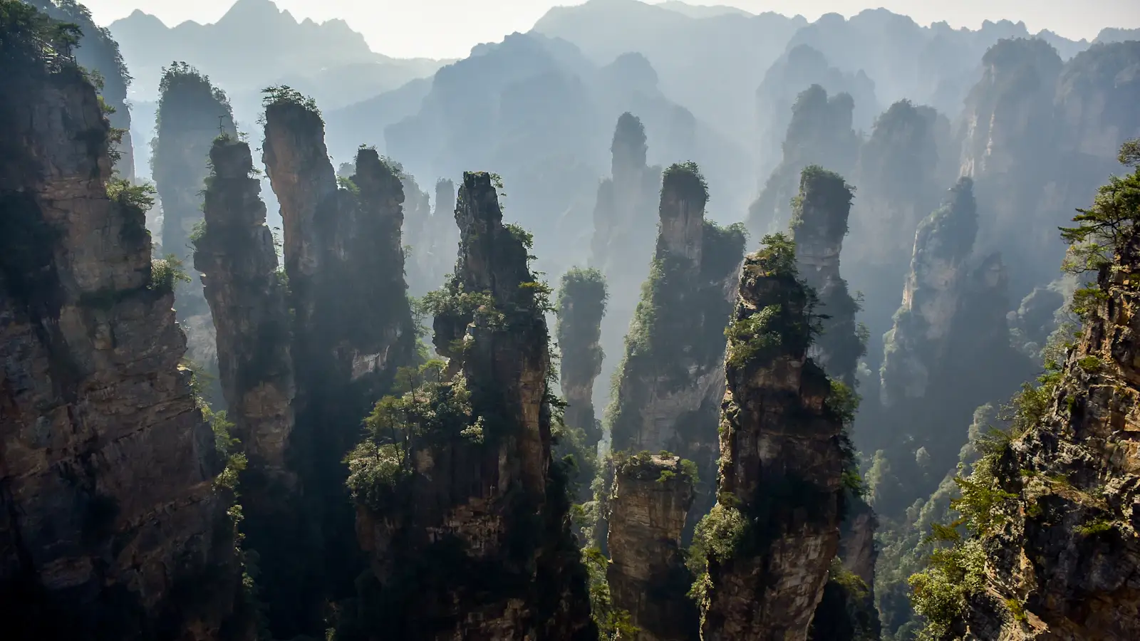 Carte, passeport, téléphone et notes d'itinéraire pour préparer un voyage en Chine