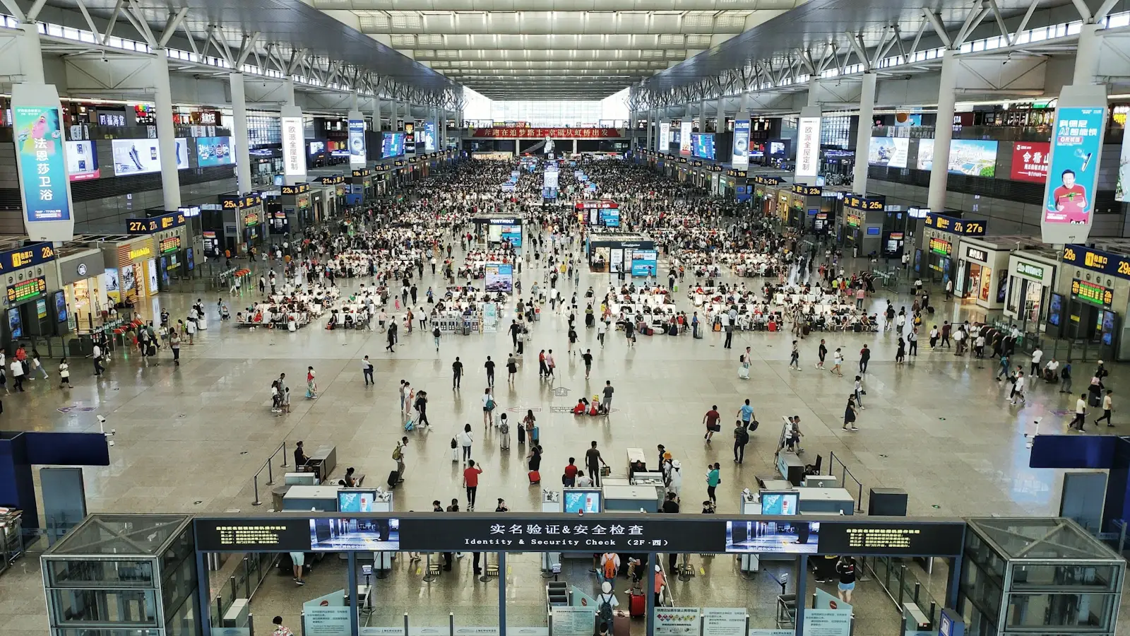 Hall des arrivées internationales dans un grand aéroport chinois, avec panneaux de contrôle des passeports