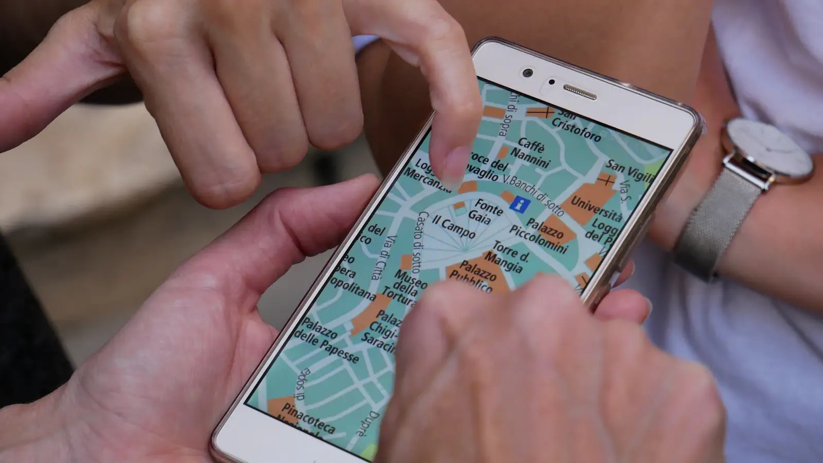 Turista revisando aplicaciones de viaje en un telefono movil