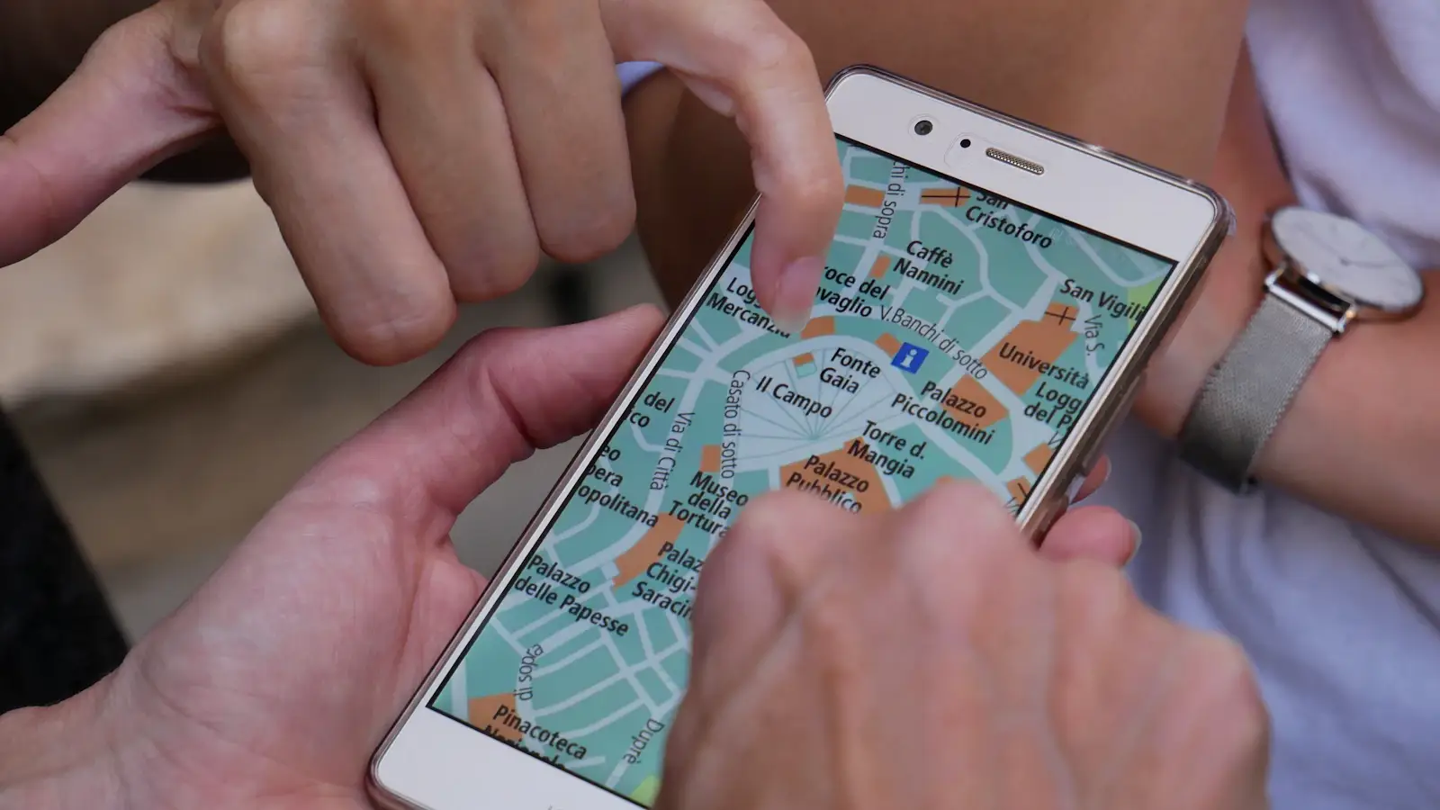Turista revisando aplicaciones de viaje en un telefono movil