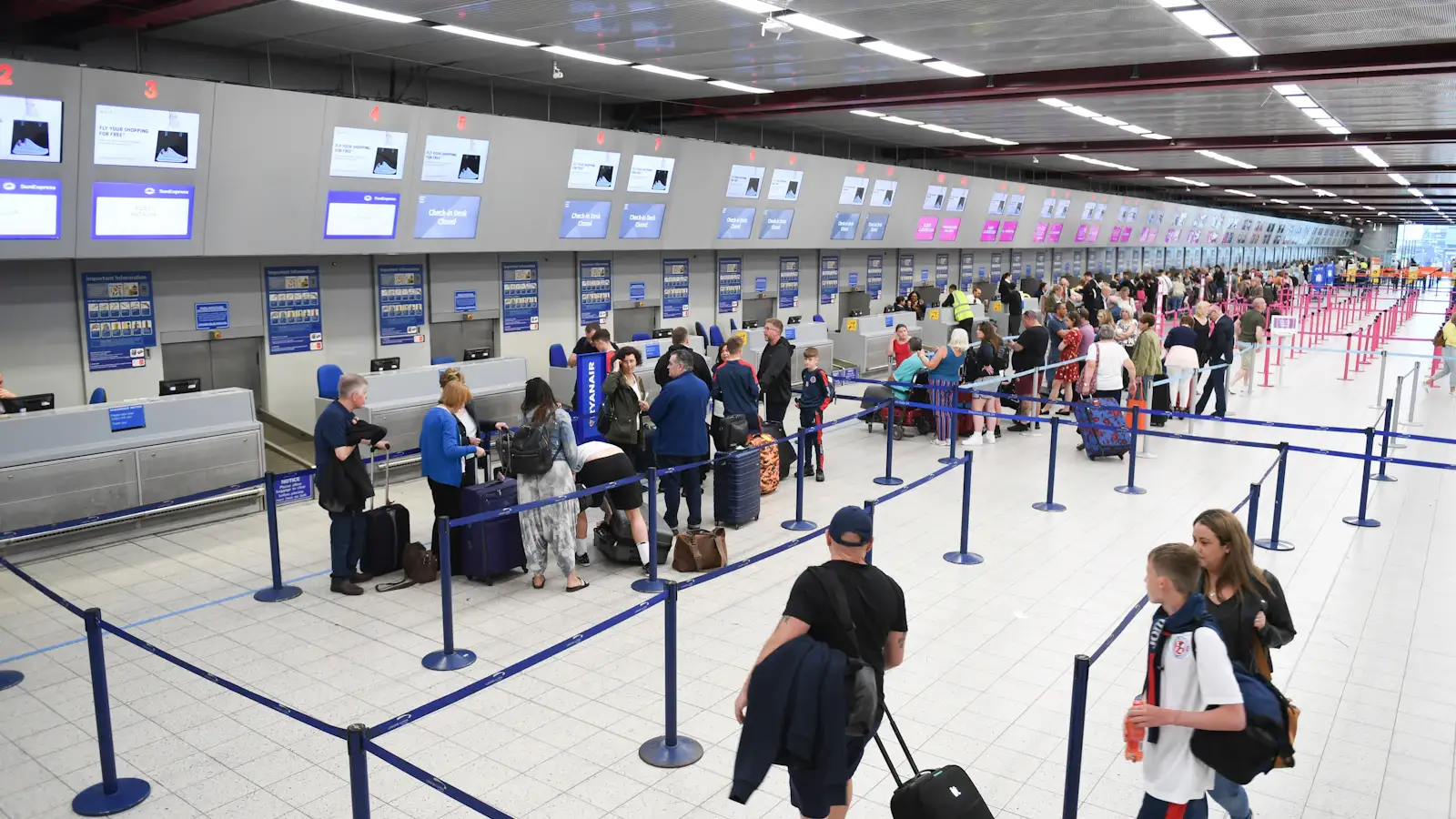 Pasaporte y tarjeta de embarque en control migratorio