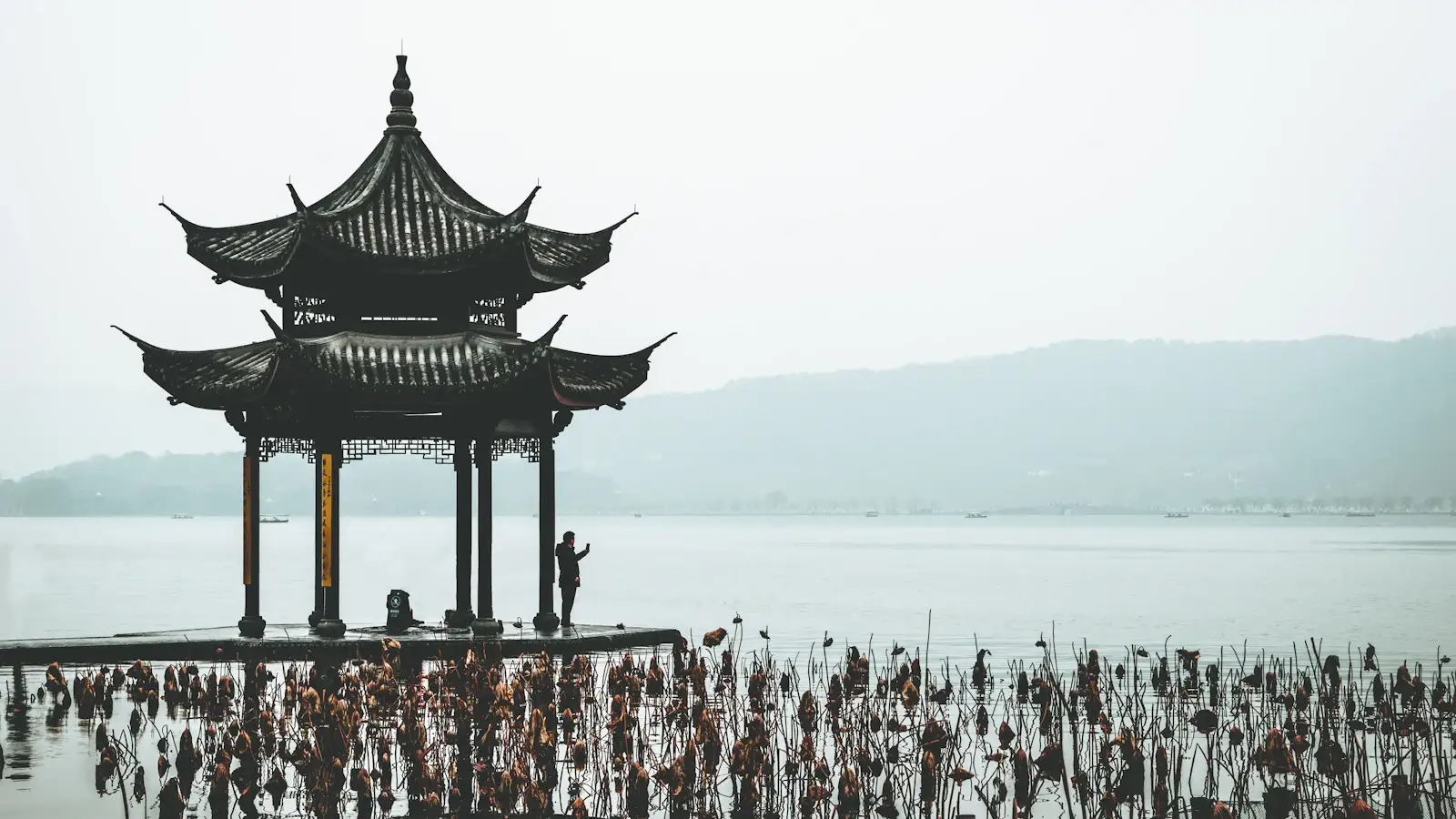 Lac de l'Ouest à Hangzhou avec pavillon traditionnel